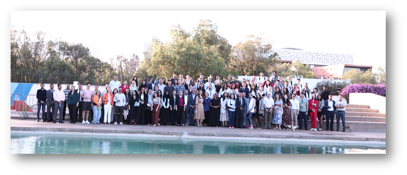 Grande photo de groupe lors d'une conférence internationale ISCAE
